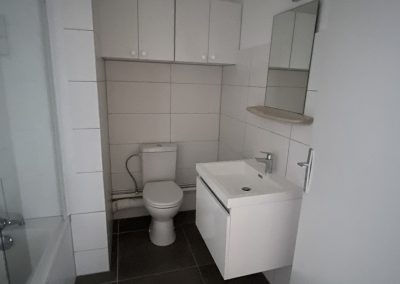 Toilette avec salle de bain blzanche